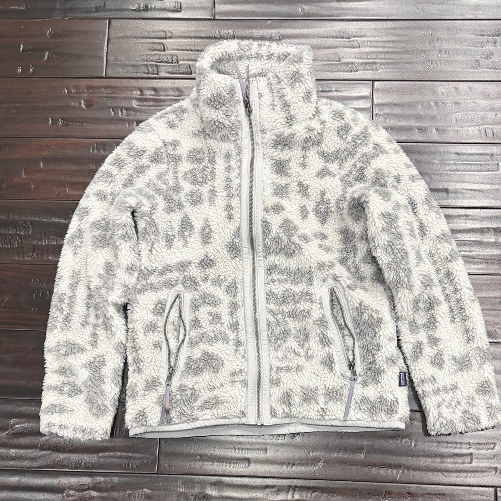 Patagonia Women's Gray and White Fleece Sweater